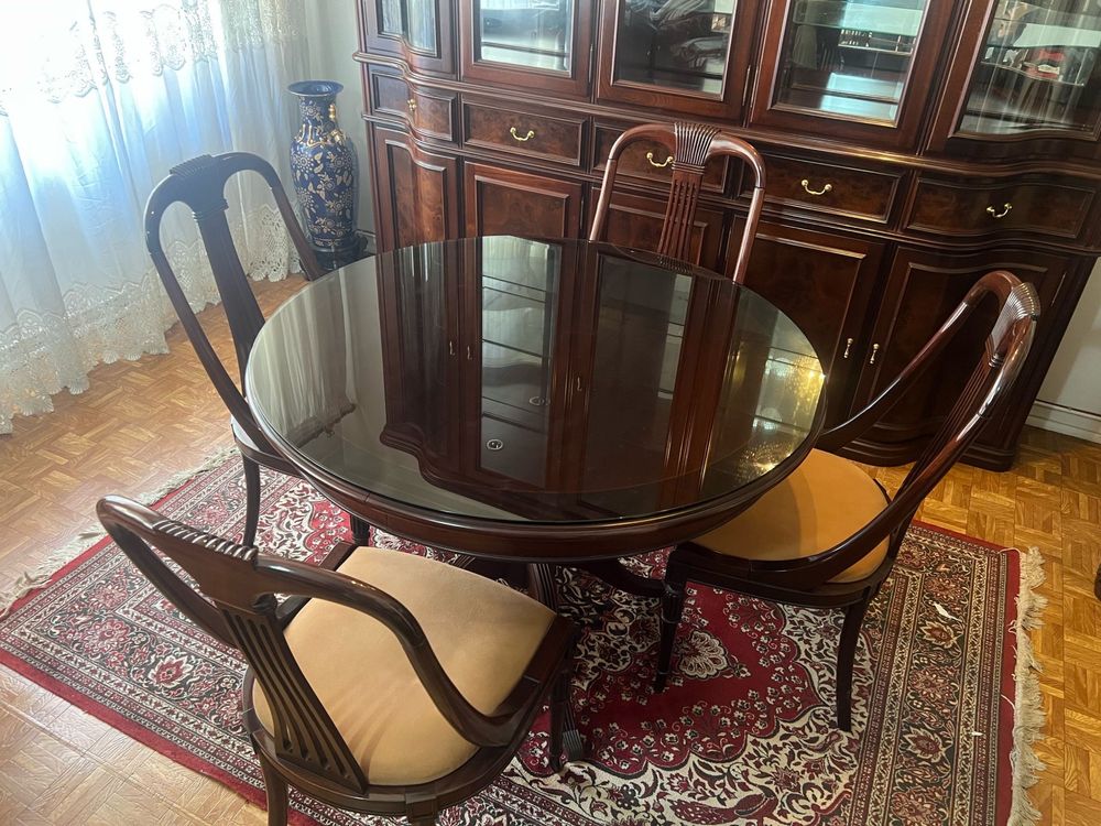 Conjunto de mesa e cadeiras