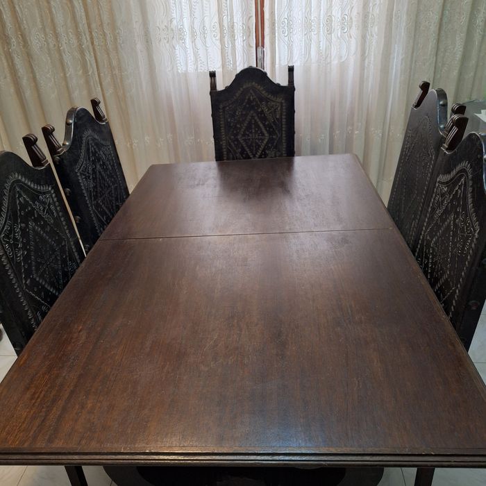 Mesa de jantar clássica com 6 cadeiras em madeira nobre