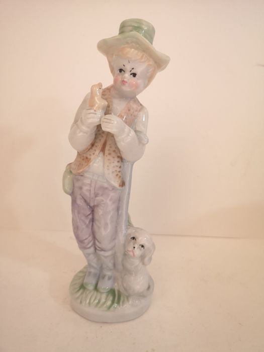 Porcelanowa figurka chłopca z ptakiem i psem