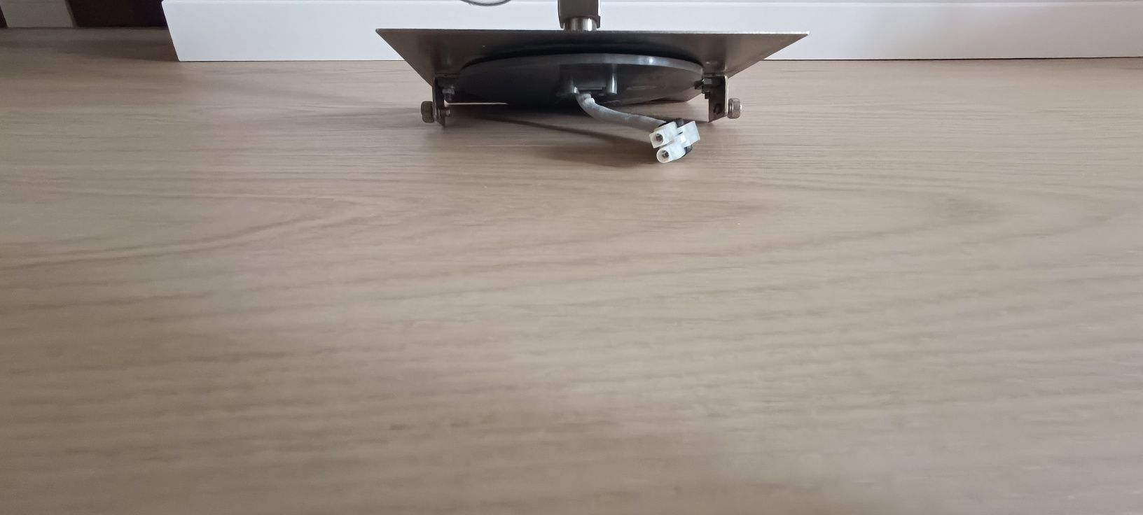 Lampa sufitowa regulowany kąt padania swiatla