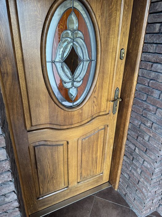 Dębowe drzwi frontowe z witrażem