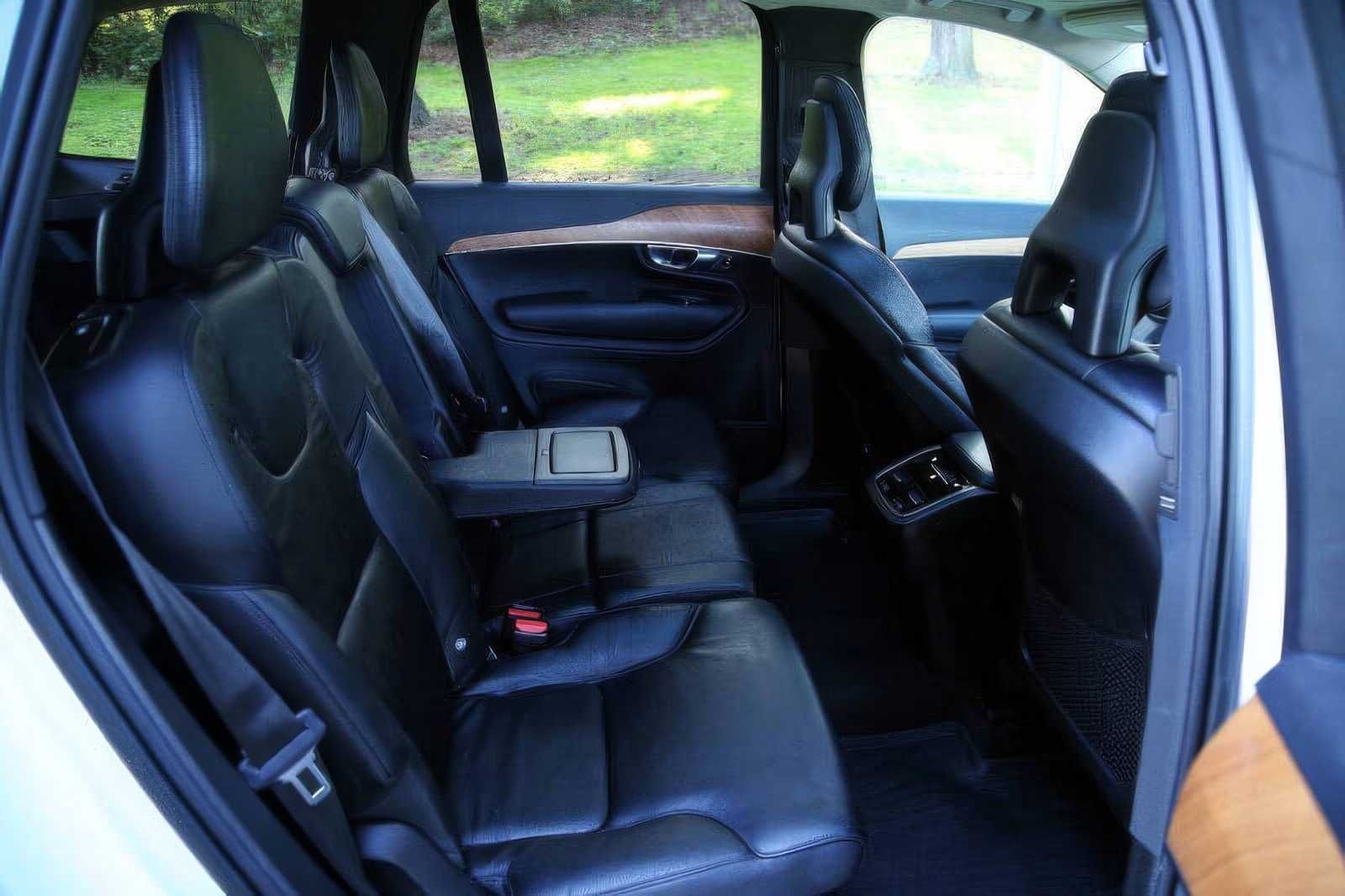 2021 Volvo XC90 T6 Momentum 7-Passenger