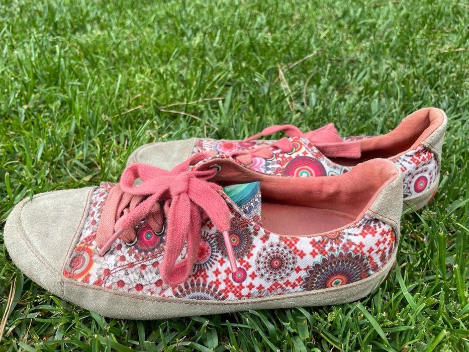 Ténis marca Desigual, número 37