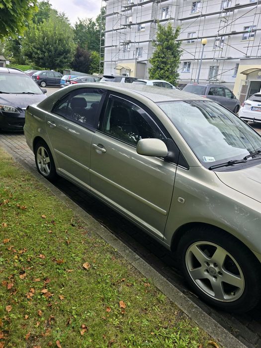Sprzedam Toyotę Avensis t25