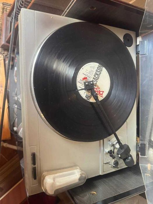 Aparelhagem da marca sanyo, com duas
colunas.