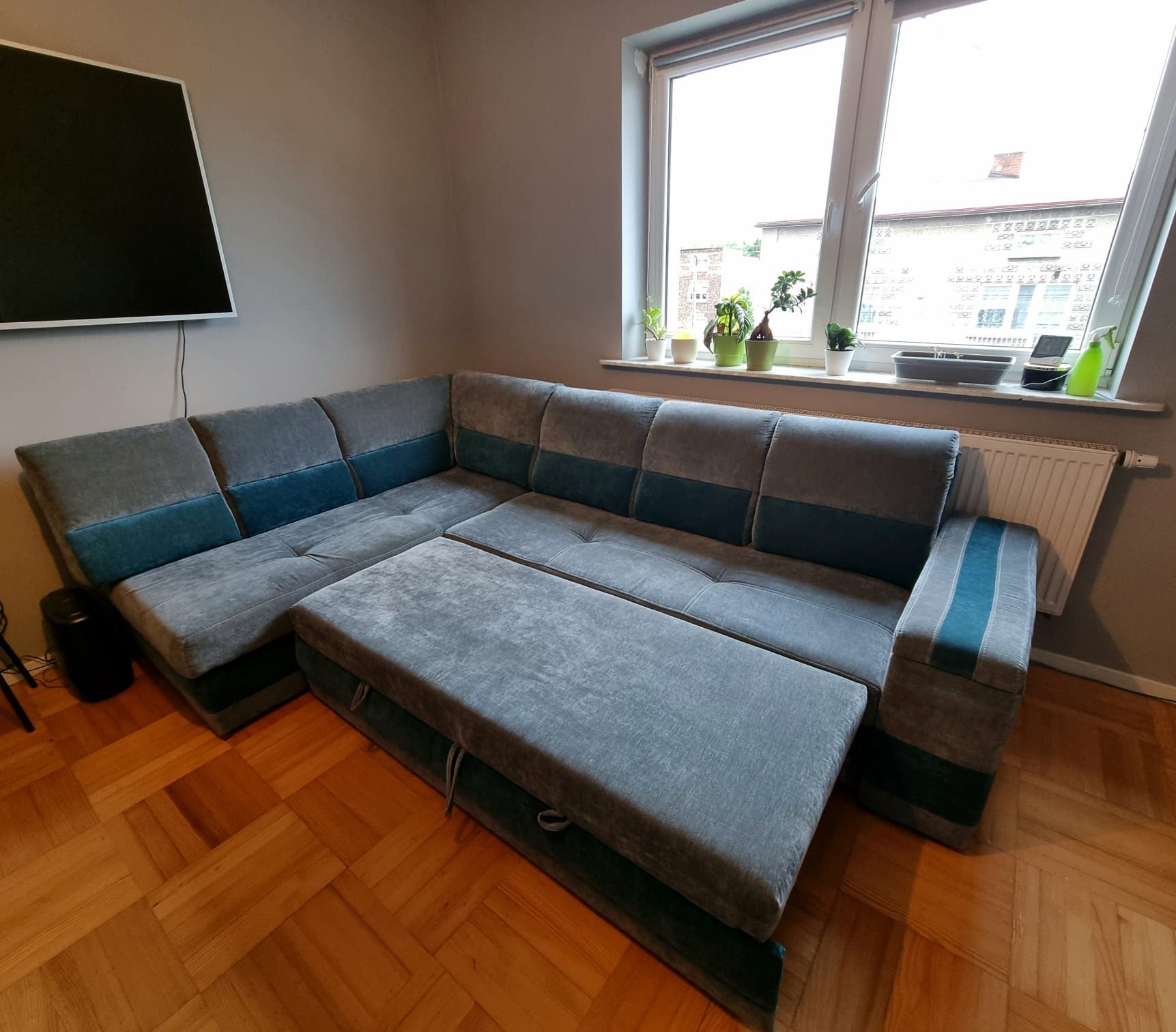 Narożnik z funkcją spania oraz pojemnikiem