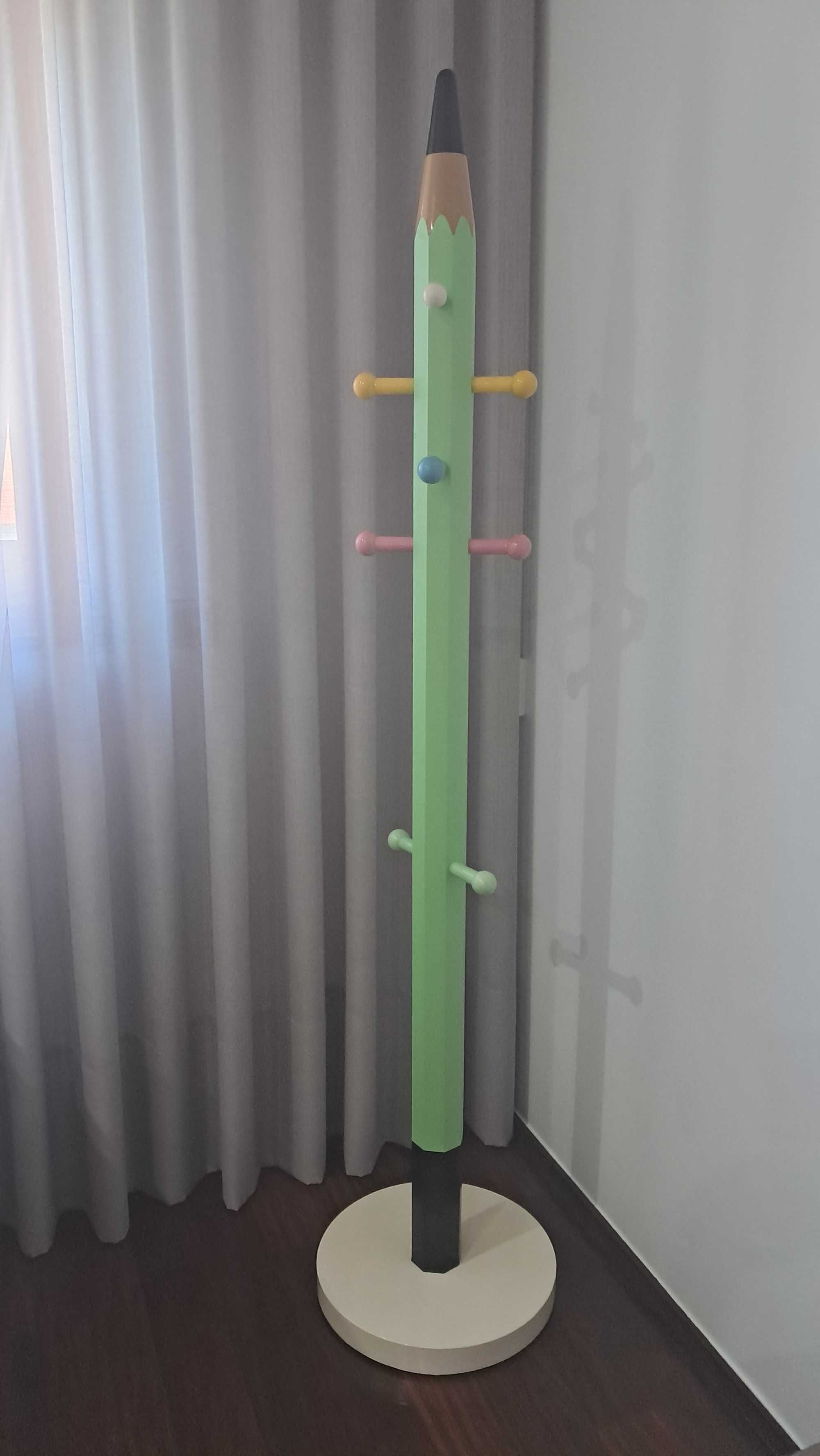 Bengaleiro em forma de lápis de cor para quarto de criança.