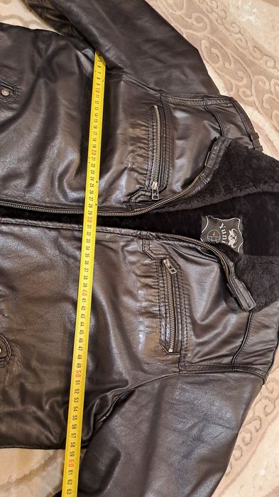 Чоловіча шкіряна куртка з хутром
Чоловіча шкіряна куртка з натуральни