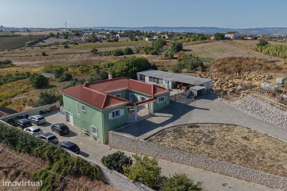 Moradia T3 com garagem, jardim, terraços e logradouro