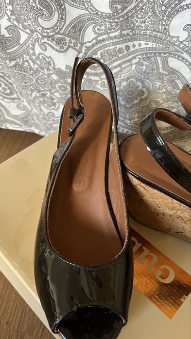 Sandália de salto Cubanas