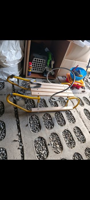 Żółte sanki z oparciem dopinanym