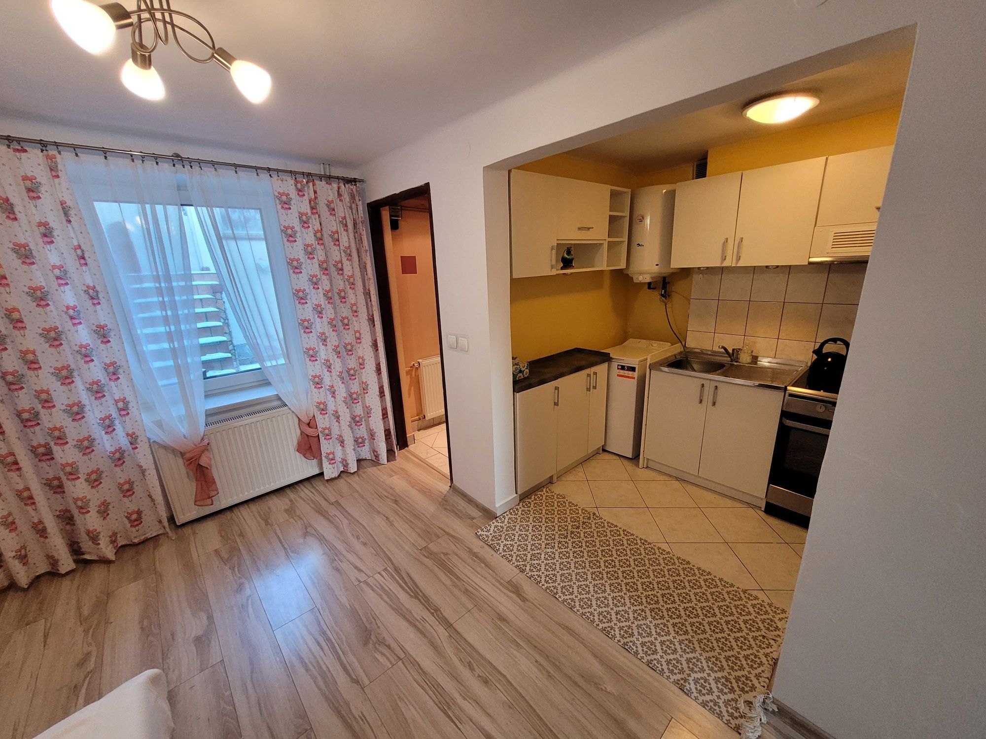 2 pokojowy apartament z kuchnią i łazienką.