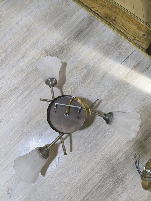 Продам люстри в хорошому стані