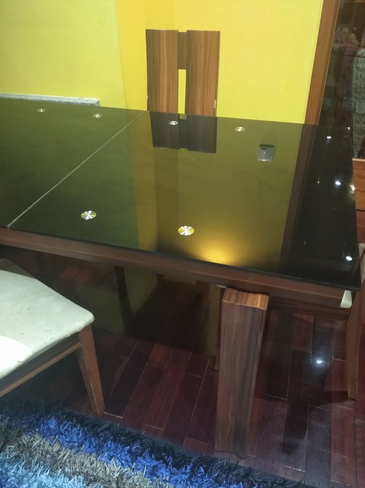 Vendo mesa em vidro e madeira