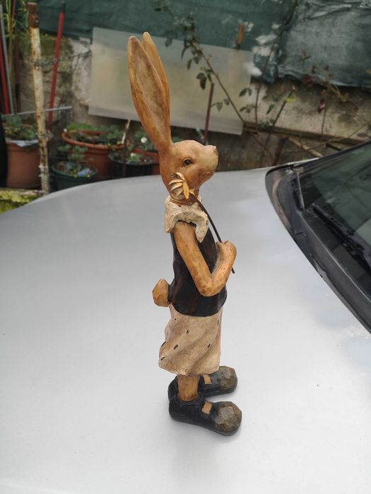 Estatueta com figura de coelho