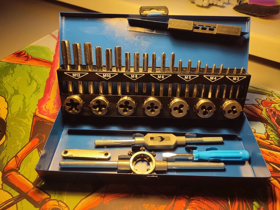 Zestaw gwintownikow i narzynek 32 elementy