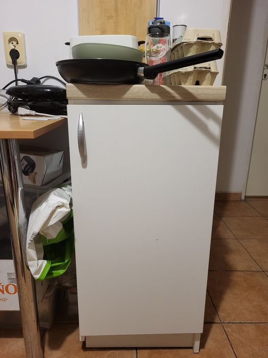 Szafka kuchenna z wysokimi półkami