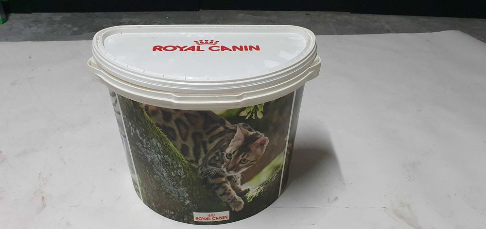 Caixa para comida de gatos.