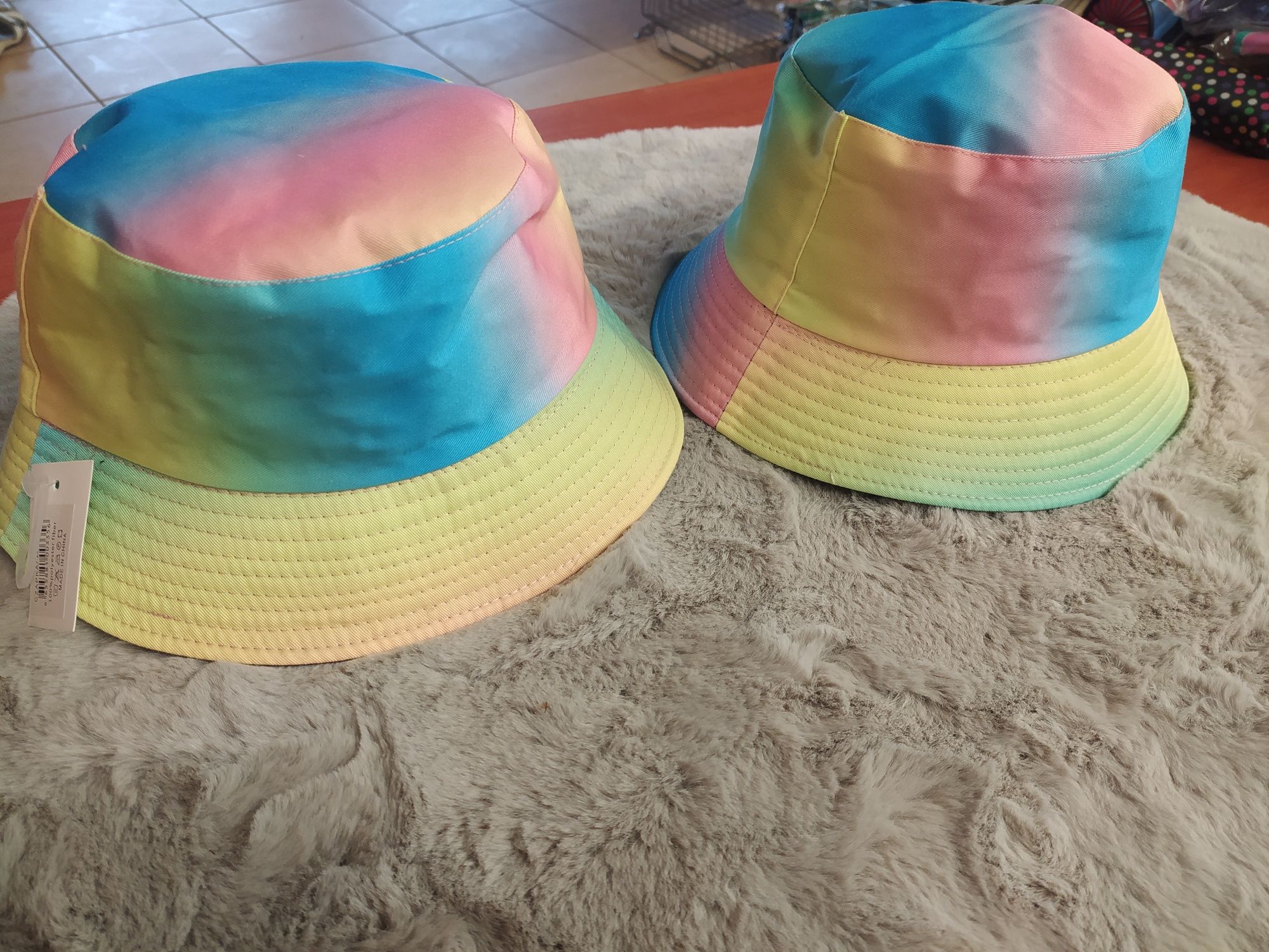 Dwustronne kapelusze