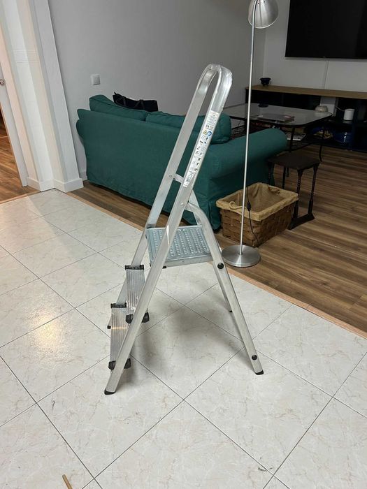 Escadote pequeno, estável e fácil de guardar (3 degraus)