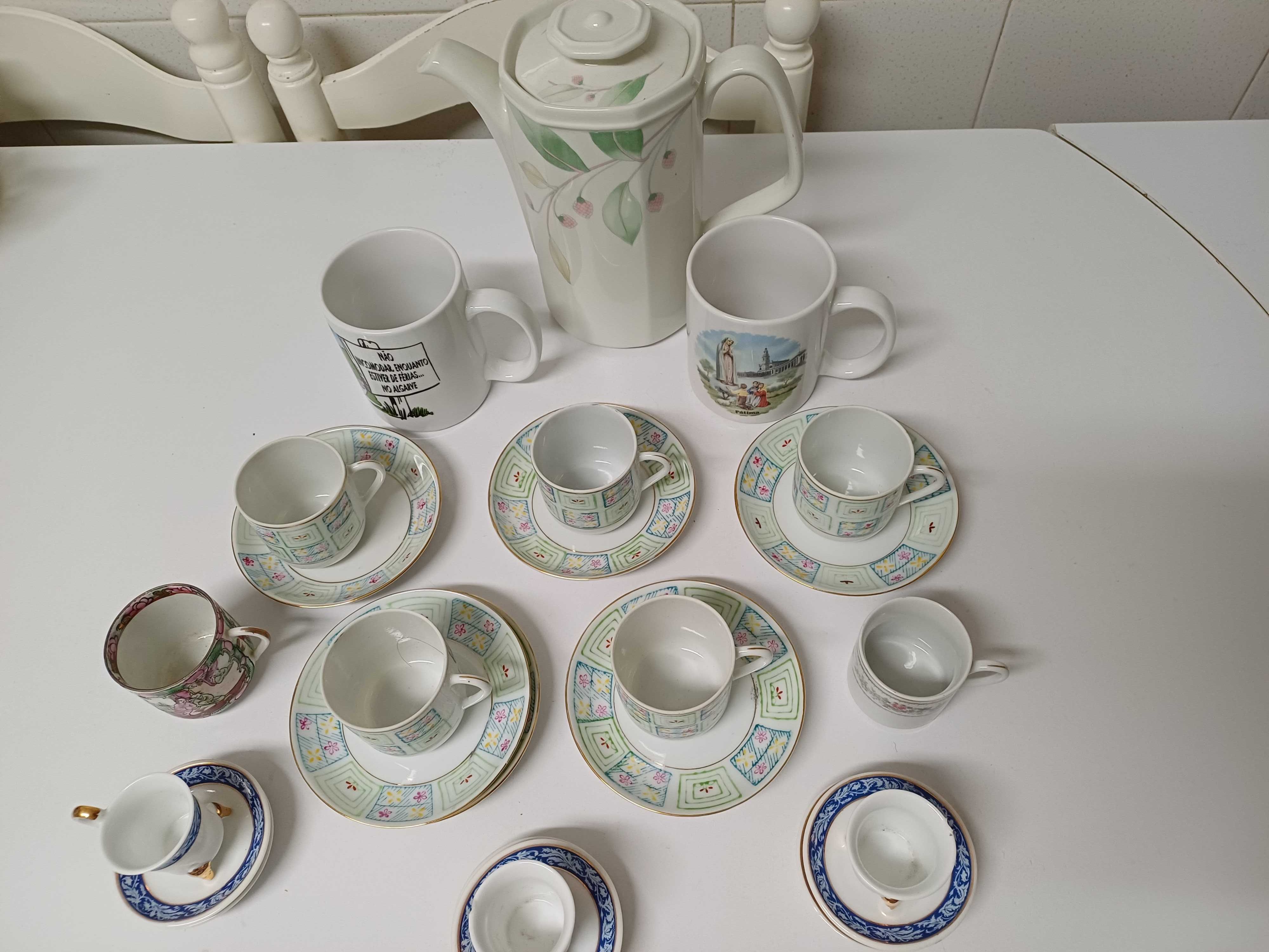 Serviços de chá ou café com bule e canecas