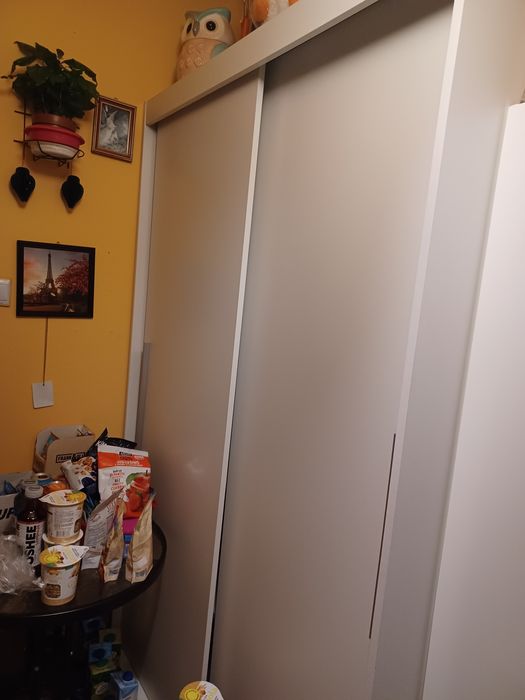 Szafa z przesuwanymi drzwiami