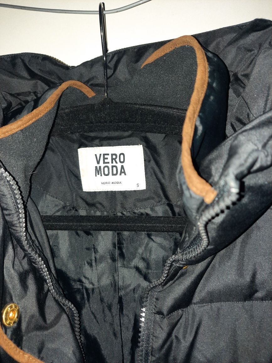 Zimowa kurtka makro short jacket sm VERO MODA z chowanym kapturem
