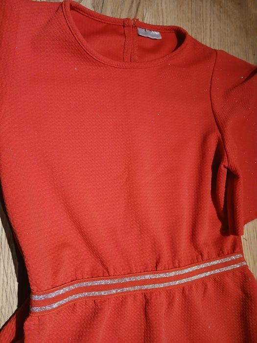 Czerwona błyszcząca sukienka