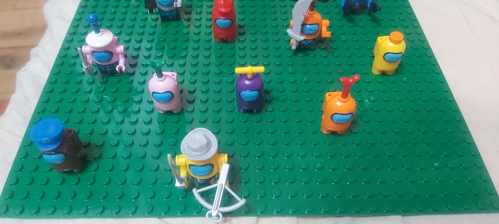 Klocki figurki among us kom.z lego plus podstawka