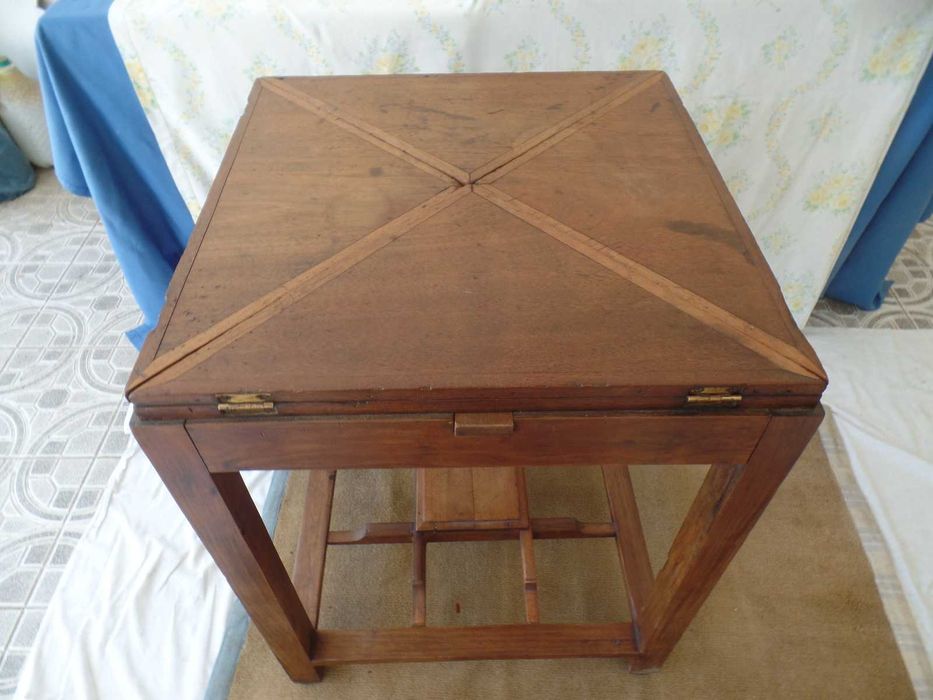 Interessante mesa antiga