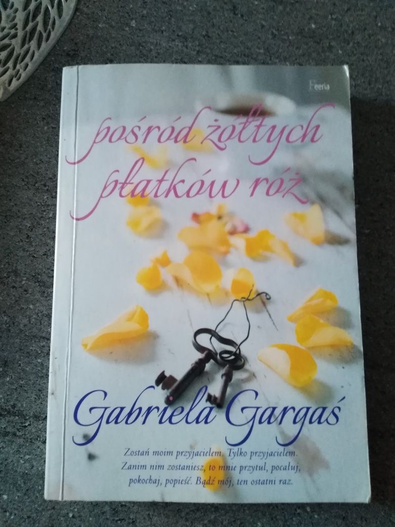 Pośród żółtych płatków róż Gabriela Gargaś