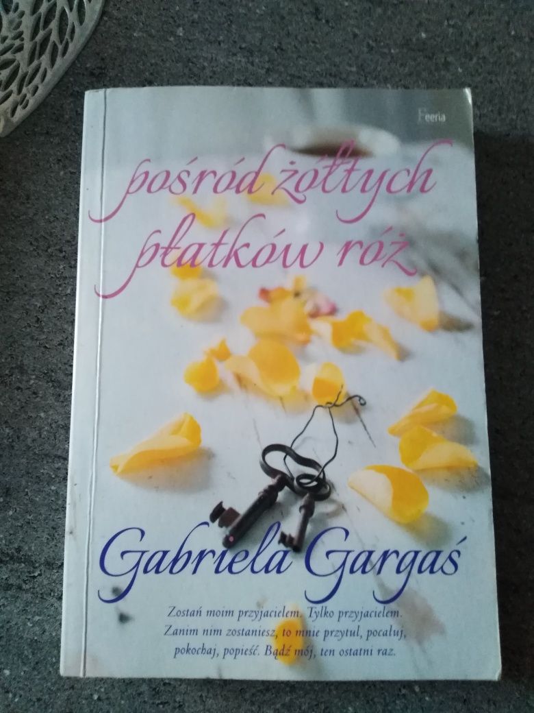 Pośród żółtych płatków róż Gabriela Gargaś