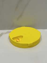 Żółty pojemnik pudełko podróżne na tabletki na 7 dni