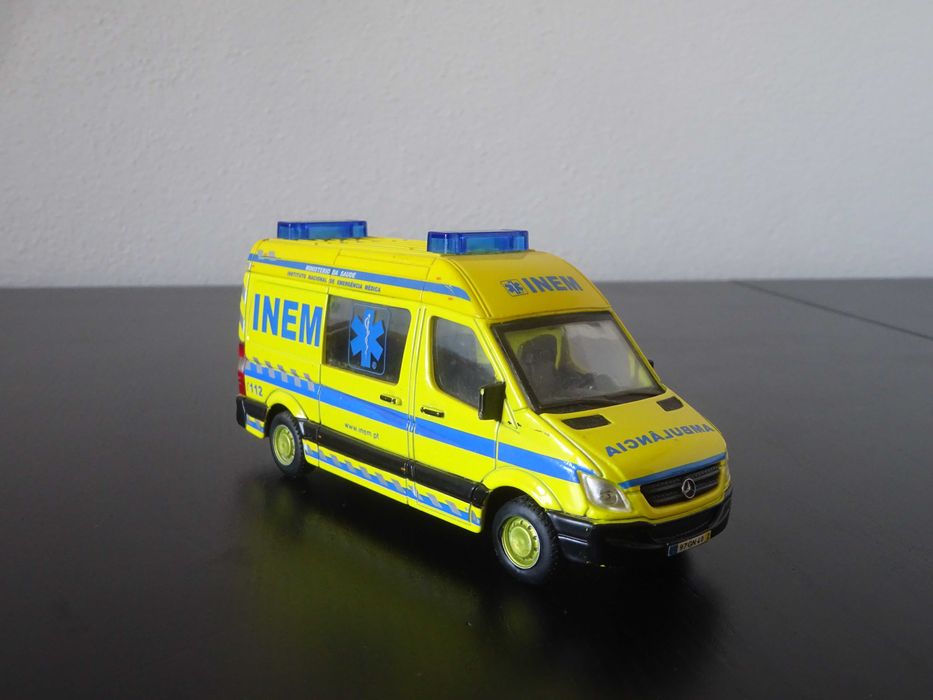 Conjunto 1:50 Burago INEM Mercedes e Bombeiros Renault