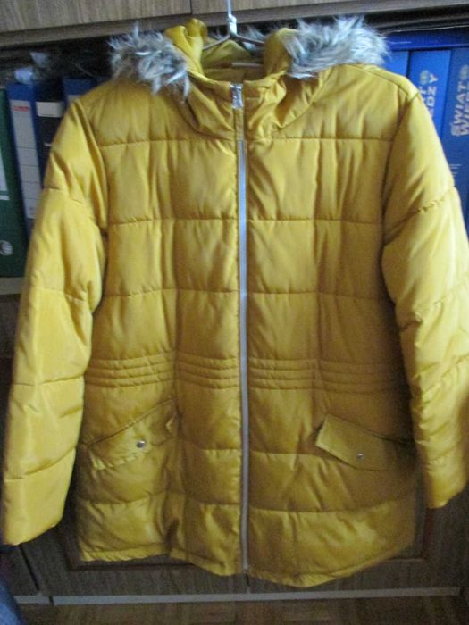 Zimowa kurka w kol. miodowym  z kapturem w rozm. 4XL/48