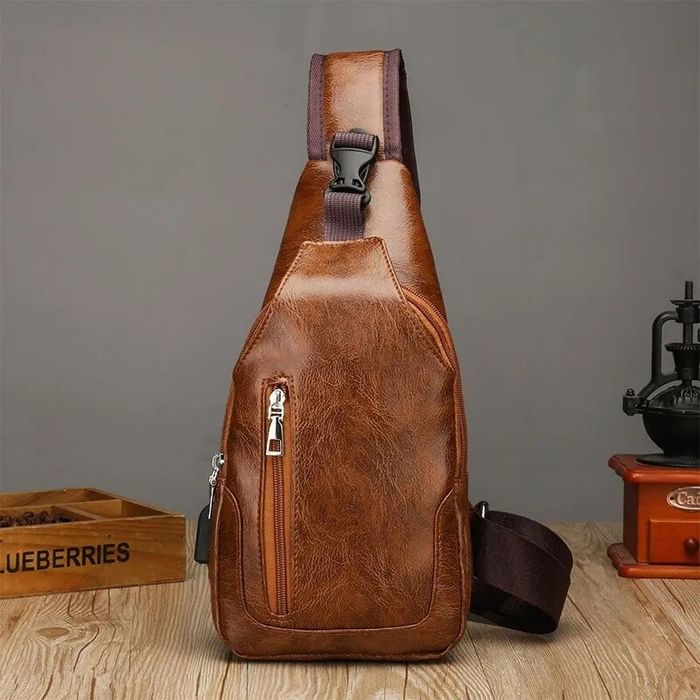 Сумка нагрудная через плечо.