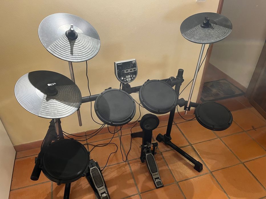 Bateria electronica Alesis DM6 + banco + baquetas