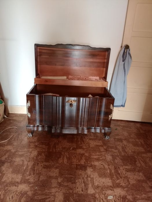 Arca em madeira maciça de nogueira