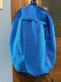 niebieski plecak Quechua dla dziecka, przedszkolaka