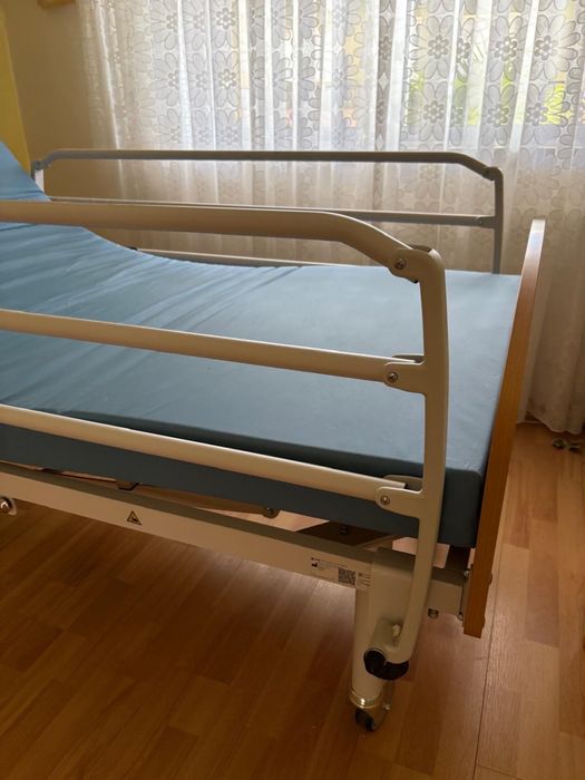 Cama articulada elétrica com colchão + mesa com rodas