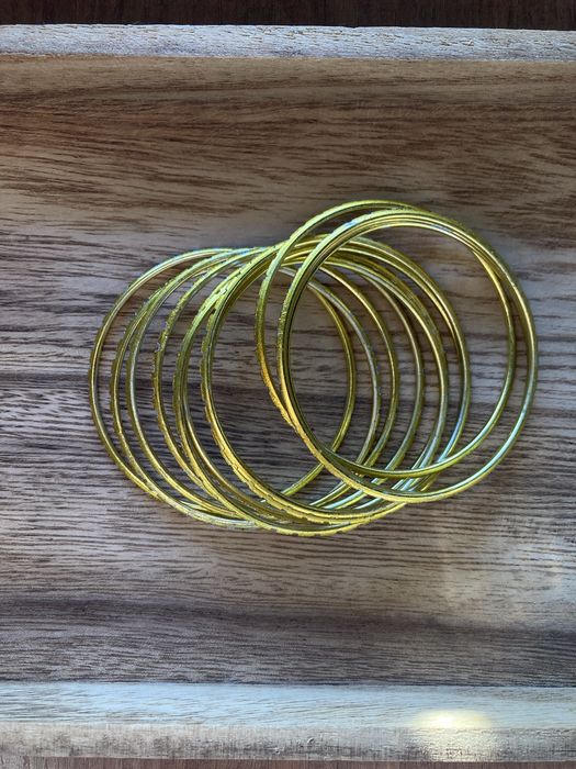Pulseira dourada.