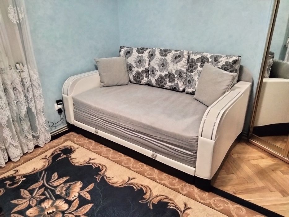 Диван в спальню Ефрі