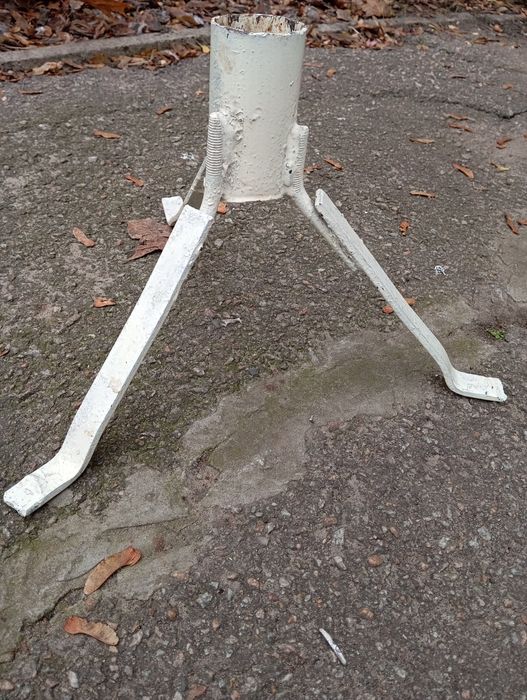 Металева тринога для ялинки