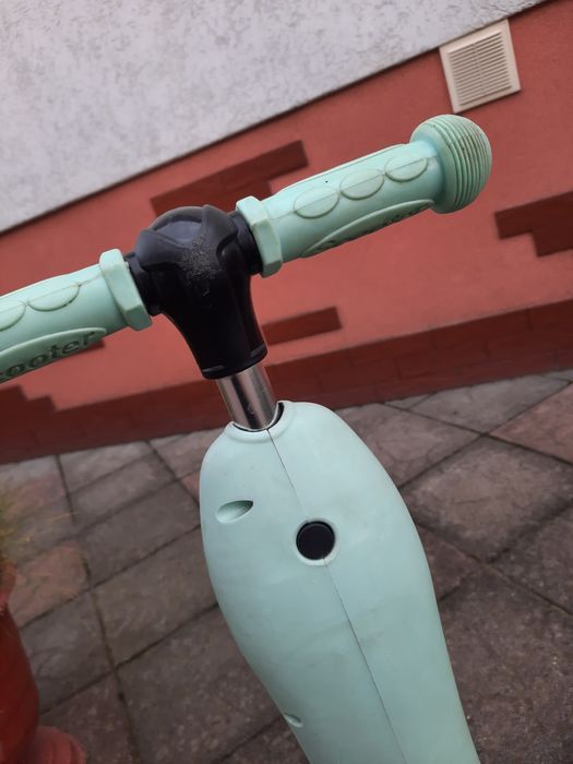 Дитячий самокат мятного кольору