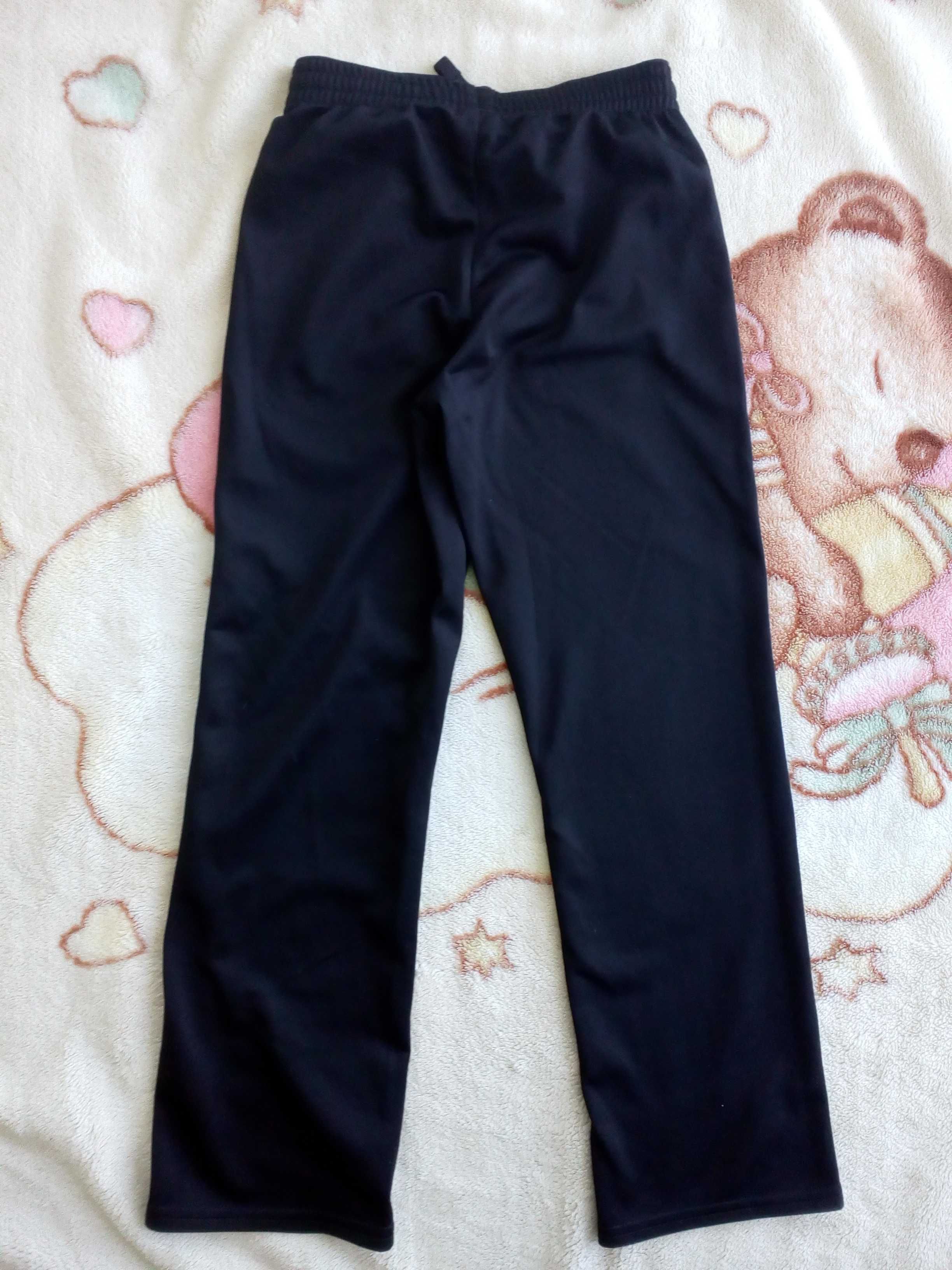 Czarne sportowe spodnie dresowe Decathlon Domyos 122 - 128 jak nowe