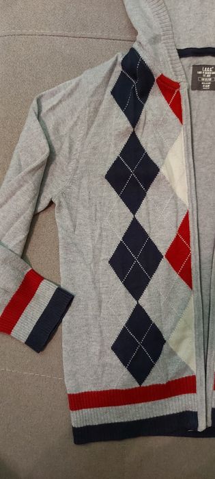 Sweterek chłopięcy elegancki 122/128