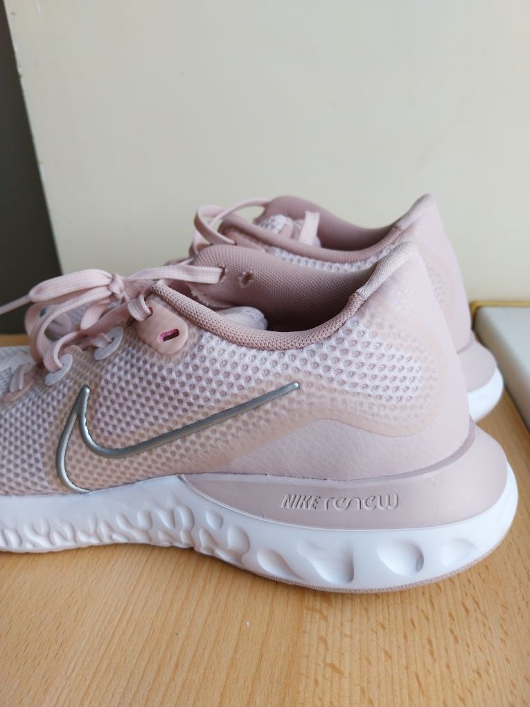 Różowe sneakersy Nike buty Nike Renew Run rozmiar 38,5