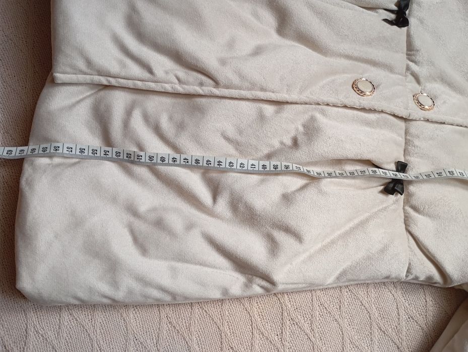 Elegancki NOWY śmietankowy płaszczyk 6L ocieplany z futerkiem