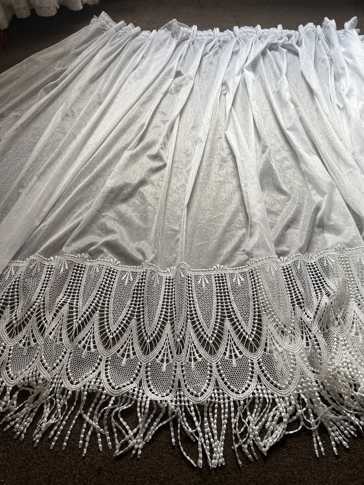 Firanka biala zdobiona gipiurą do prywatnych kolekcji
