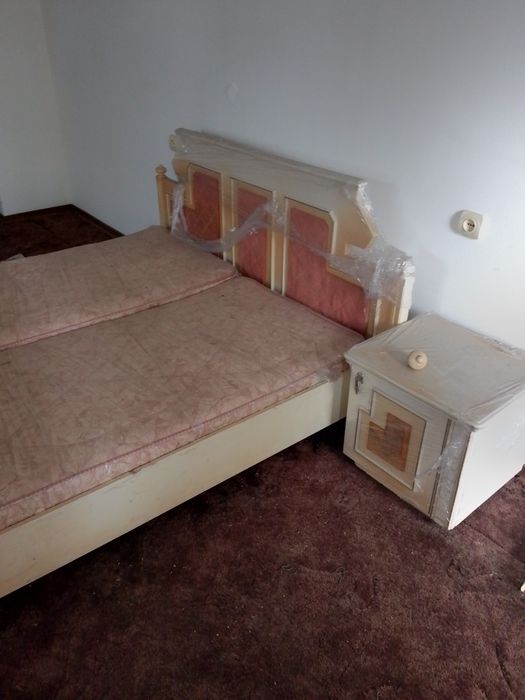 Двухспальная кровать с тумбой